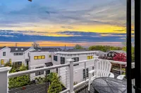 🏳️‍🌈 Modern 2-Bedroom East End Condo 🚗 2 Car Parking 😎 Steps from the Beach