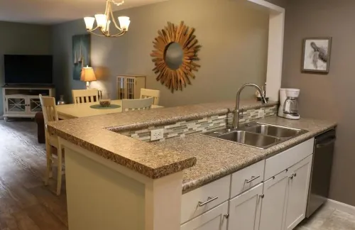 Chic 2-bedroom condo with AC, WiFi in charming Fairfield Bay Hotels in Fairfield Bay