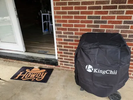 Rustic 3 Bedroom House- Classic West Virginia Mountain View