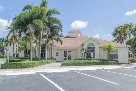 Cozy 1-bedroom condo in sunny Indialantic with AC, fitness room, WiFi