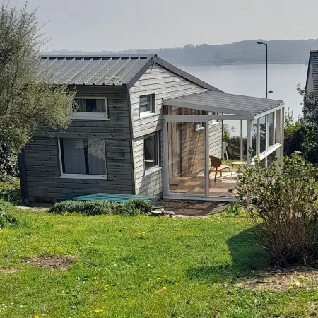 Wooden chalet with sea view, lovely garden, 5-minute walk to the beach. Dogs welcome.