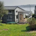 Wooden chalet with sea view, lovely garden, 5-minute walk to the beach. Dogs welcome. - Hytter