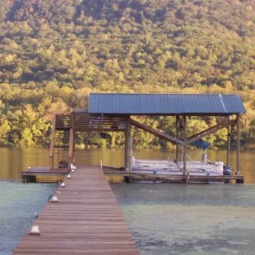 Tennessee River Bed and Breakfast Retreat! Lakefront! No Fees!