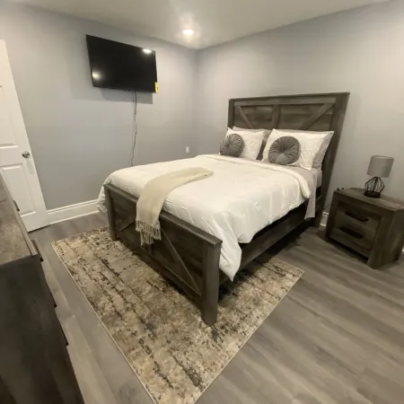 Cozy Home, fully fenced  with huge back yard