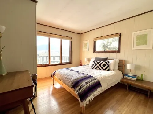 Cozy Cottage with Stunning Mountain Views