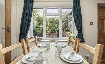 Secret Garden House with Free Parking by My Getaways