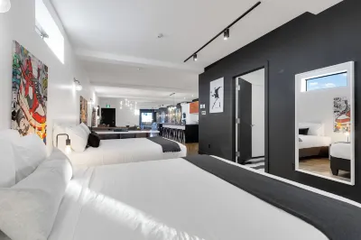 LIV Mtl Plaza Hôtels à proximité de : 35 Port Royal Montréal