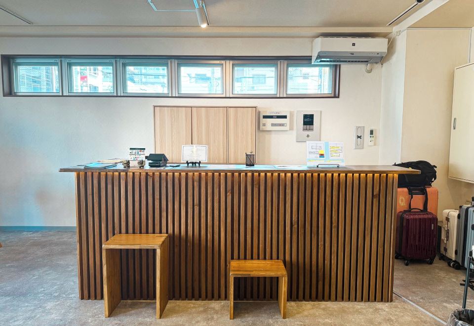 란도르 레지던스의 주방 및 거실 공간