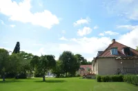 Gem Suites Holiday Apartments - parking