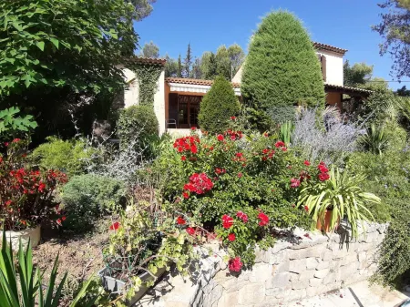 Les Chambres de Rocbaron Отели рядом с достопримечательностью «Le château Forbin»