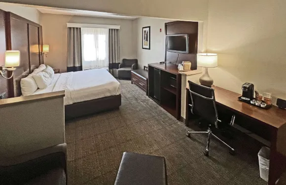 皮奧里亞體育館舒適套房酒店