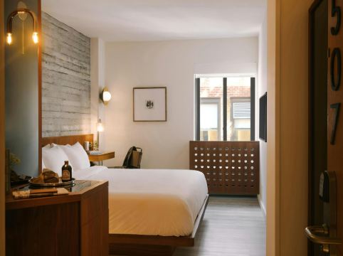 Henri on 24 Hotel Chelsea, Sonder