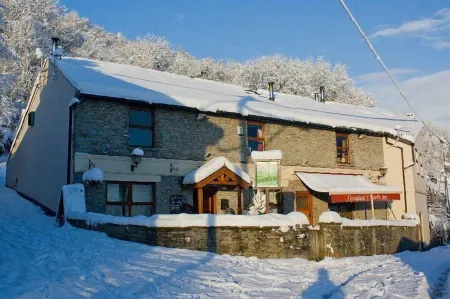 The Gwaelod y Garth Inn Отели в г. Лланбрадч энд Пулипант
