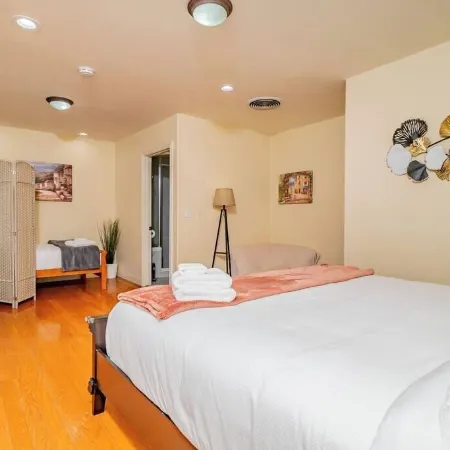 Monterey Park Retreat: Spectacular Views & Comfort Отели рядом с достопримечательностью «Монтерей Парк Рекреэйшен»