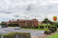 Super 8 by Wyndham Elgin Hotels near Elgin Downtown Metra Station