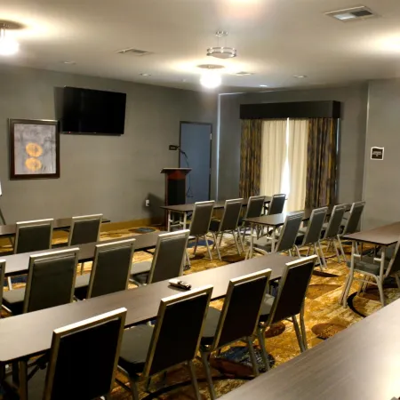 Del-Mar Airport Inn & Suites
