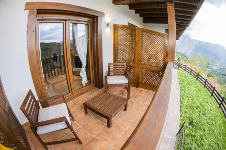 Apartamentos Los Picos de Europa Отели в г. Lon