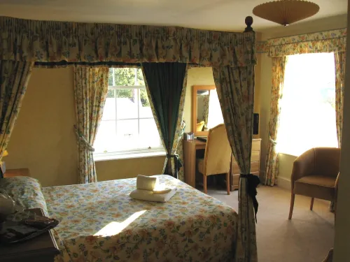 House - Sleeps 6 & Paid Off Site Parking Available - 3-Star