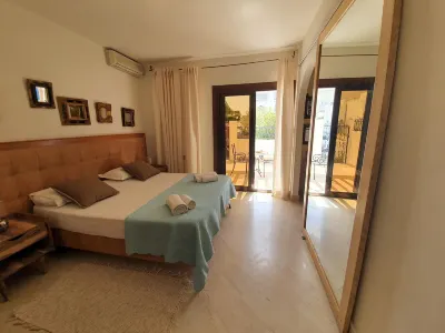Golden Tulip Apt Spacieux Avec Deux Terrasses Hôtels à proximité de : Gammarth marina