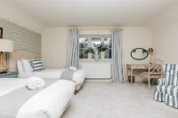 Hayward House Hot Tub Large Garden - from 1100 Per Night Hotels in Henley-on-Thames