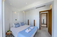 Mackenzie Castella Beachfront Suite