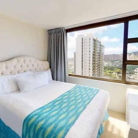 Sleek & Modern 32nd Floor Condo at the Waikiki Banyan - Free Parking! Отели рядом с достопримечательностью «Пляж Кахала-Бич»