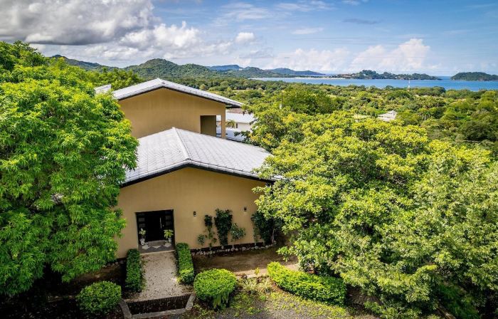 Nostalgic Retro Home on Luxurious Lot with a Private Infinity Pool and Ocean Views
