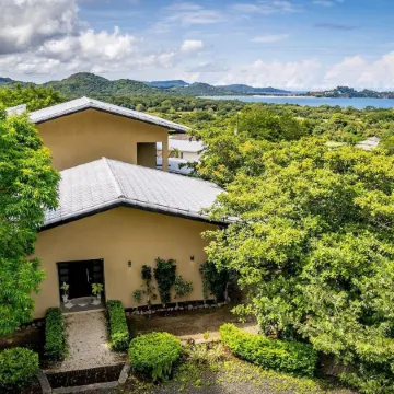 Nostalgic Retro Home on Luxurious Lot with a Private Infinity Pool and Ocean Views