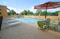 Econo Lodge Gallatin - Metro Nashville - Pools