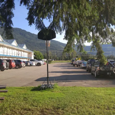 Monashee Motel