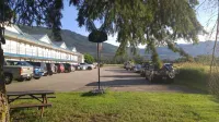 Monashee Motel - parking