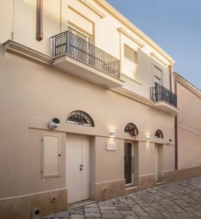 Filia Solis - Old Town Suites & Spa Отели рядом с достопримечательностью «Colonne Terminali della Via Appia»