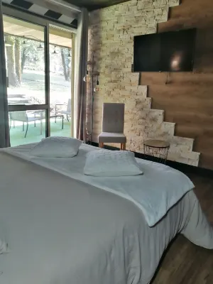 LAPAUSEDEGOUT piscine chambres climatisées jacuzzi terrasse Hôtels à : Souillac