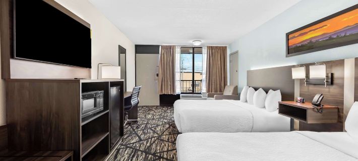 Clarion Inn & Suites Near the Leconte Center Pigeon Forge Hotels in Pigeon Forge