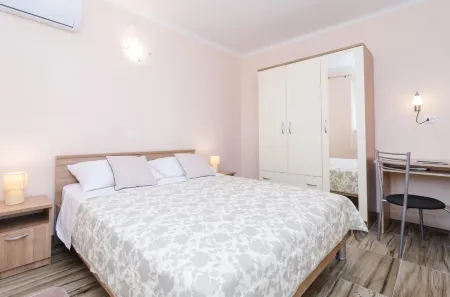 Apartments Lena & Lara Отели рядом с достопримечательностью «Локрум»