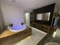 Le Luxe Suites Hotel & Spa - Hot Tub