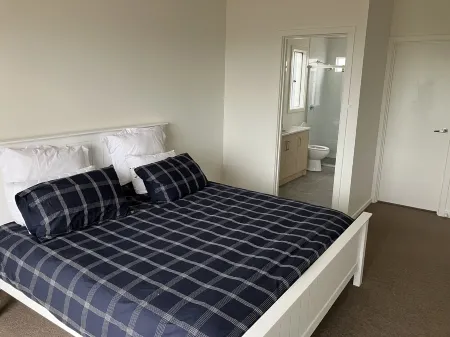 5 bedroom beachside house with ocean views in Marion Bay