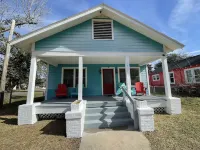 Renovated Blue Beach Bungalow - Blocks to Beach! Mississippi Coast Model Railroad Museum 주변 호텔