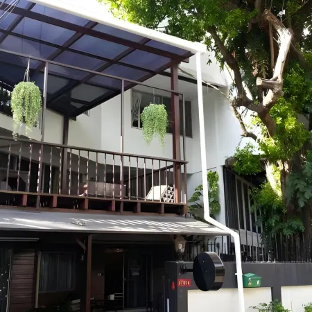 Home16 Sukhumvit16 Отели рядом с достопримечательностью «Станция метро Sukhumvit»