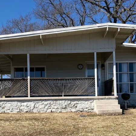 Cozy 2 Bed 2 Bath Lake Front Cottage