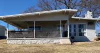 Cozy 2 Bed 2 Bath Lake Front Cottage