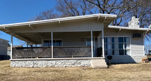 Cozy 2 Bed 2 Bath Lake Front Cottage Hotels in Cleora