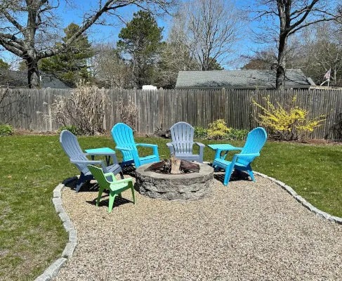 Cozy 2 Bedroom, 4 Bed Getaway Near Beach, Fenced Yard, Quiet Rd