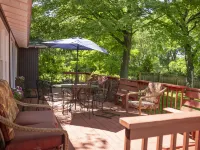 “Private 3-Bed Cabin Near Geneva Lake – Walk to Dining & Beach” Hotels in Williams Bay