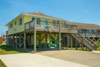 Surf Shack on DuneWay-EV Charger & steps to Beach! Hotels near Cape Hatteras Lighthouse