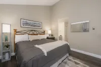 Mountain Views and Indoor Swimming Pool - Charming Modern Retreat Hotels in Winter Park