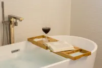 Private Hot Tub and Cozy Gas Fireplace - Charming Romantic Retreat