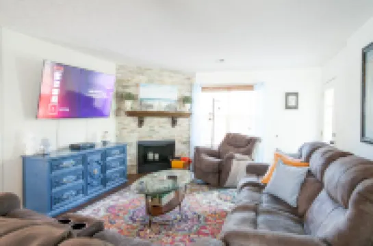 Stylish Condo with Scenic Views and Modern Amenities - Tranquil Escape