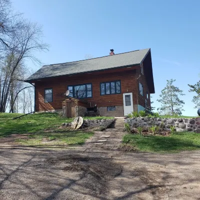 The Hill House. A Peaceful Lake Home on the Shoreline of Mille Lacs Lake.