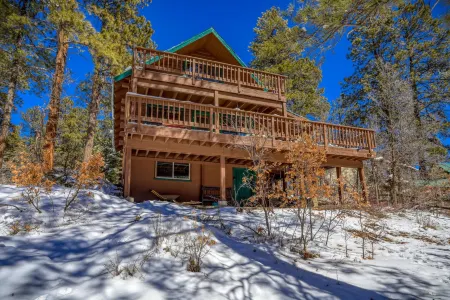Charming Mountain Cabin with Hot Tub and Scenic Views - Cozy Retreat